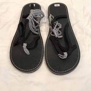 Plaka hand woven rope sz 9 black and white slip on flip flops NWT